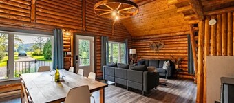 Serene Log Getaway Near Trails w/ Outdoor Hot Tub