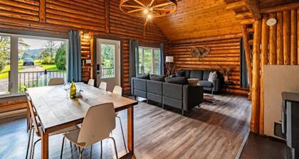Serene Log Getaway Near Trails w/ Outdoor Hot Tub