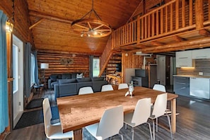 TV, fireplace, offices - Handcrafted Log Chalet with Hot Tub and Fire Pit (Saint-Léonard-de-Portneuf)