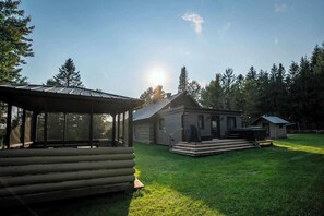 Property grounds - Serene Log Getaway with Hot Tub, Trails, Fireplace (Saint-Léonard-de-Portneuf)