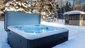 Outdoor spa tub - Private Chalet with Hot Tub & Nature Trails (Saint-Léonard-de-Portneuf)
