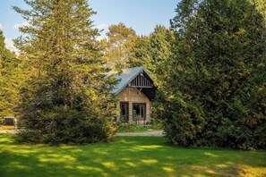 Exterior - Serene Log Getaway with Hot Tub, Trails, Fireplace (Saint-Léonard-de-Portneuf)