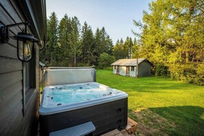 Terrace/patio - Private Chalet with Hot Tub & Nature Trails (Saint-Léonard-de-Portneuf)