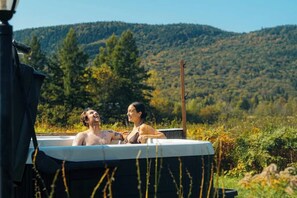 Bañera de hidromasaje al aire libre