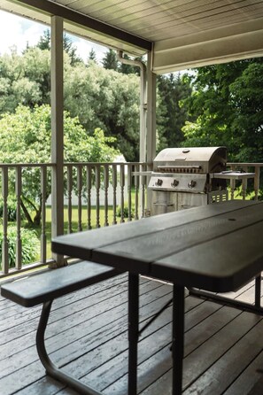 Outdoor dining - The Family House (Saint-Léonard-de-Portneuf)