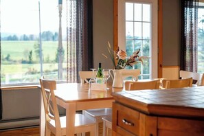 Dining - The Rustic House (Saint-Léonard-de-Portneuf)
