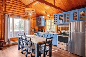 Fridge, microwave, oven, stovetop - Riverside Cabin with BBQ, Hot Tub and Fireplaces (Saint-Raymond)