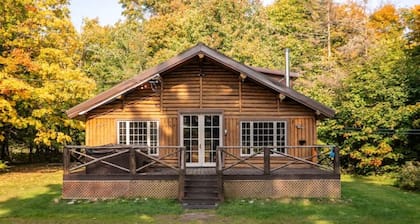 Escape to Nature with Hot Tub & Lake Access