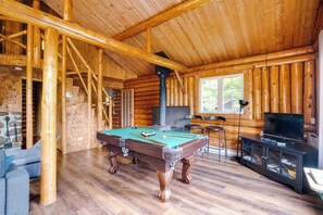 Game room - The Royal Pine (Saint-Raymond)