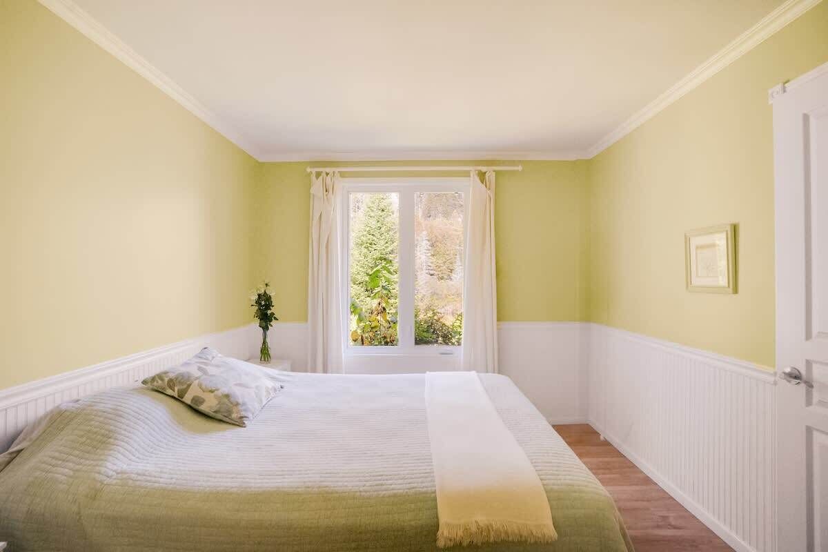 3 bedrooms, travel crib, WiFi, bed sheets