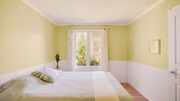 3 bedrooms, travel crib, WiFi, bed sheets