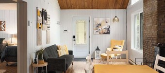 Peaceful Chalet Waterfront with Hot Tub & Views