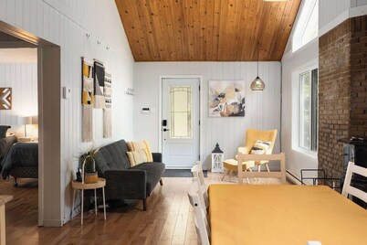 Peaceful Chalet Waterfront with Hot Tub & Views