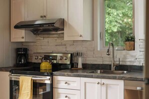 雪櫃、微波爐、焗爐、爐具