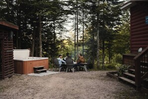 Outdoor spa tub - Hot Tub in the Woods, Private Lake, Sleeps 8 (Lac-Sergent)