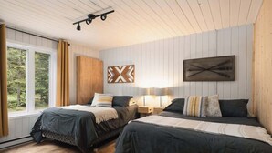Une chambre avec deux lits, un plancher en bois, une fenêtre avec des rideaux et des œuvres d’art murales.