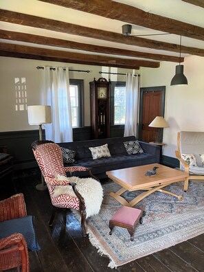 Books - Historic 1785 Cape on 46 Forest Acres/ Water View/Pet Friendly (Rose Bay)