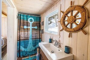 Haartrockner, Handtücher, Seife, Toilettenpapier