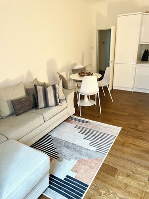 Smart TV, books - NEW PROPERTY Every Comfort, Lux Renovation, Perfect Location, Live Like a Local (Edinburgh)