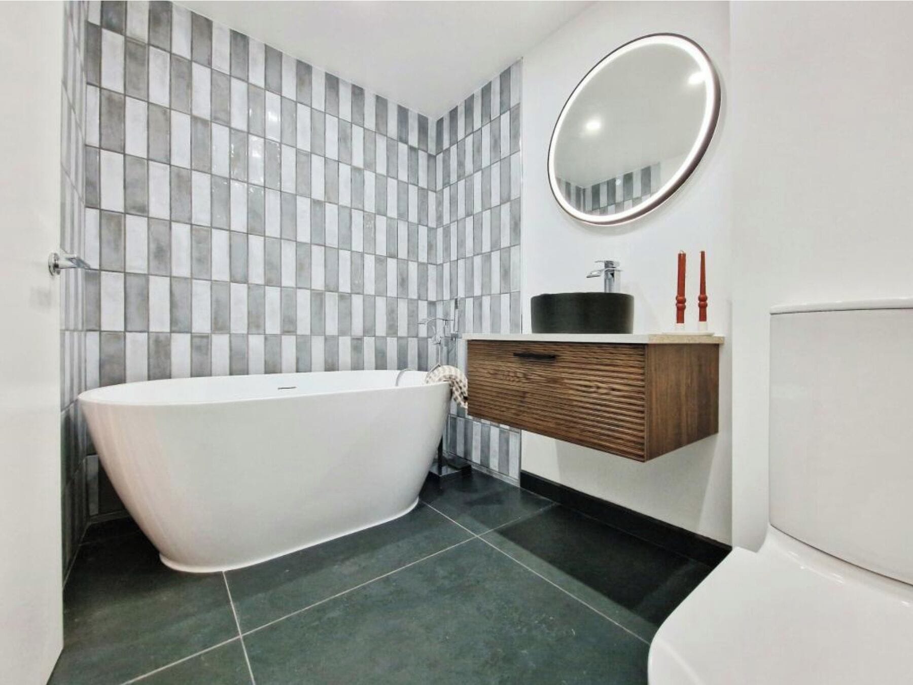 Regadera, secadora de cabello, toallas, papel de baño 