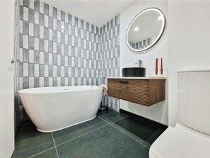 Shower, hair dryer, towels, toilet paper - NEW PROPERTY Every Comfort, Lux Renovation, Perfect Location, Live Like a Local (Edinburgh)