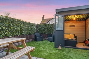 Outdoor dining - Hafan Rhos (Colwyn Bay)