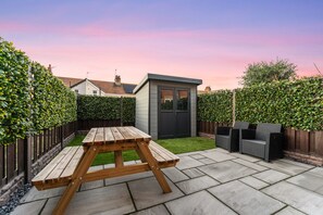 Outdoor dining - Hafan Rhos (Colwyn Bay)