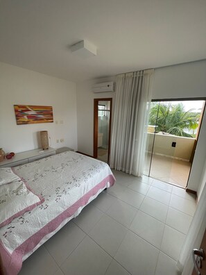 6 Schlafzimmer, Schreibtisch, Bügeleisen/Bügelbrett, Reisekinderbett