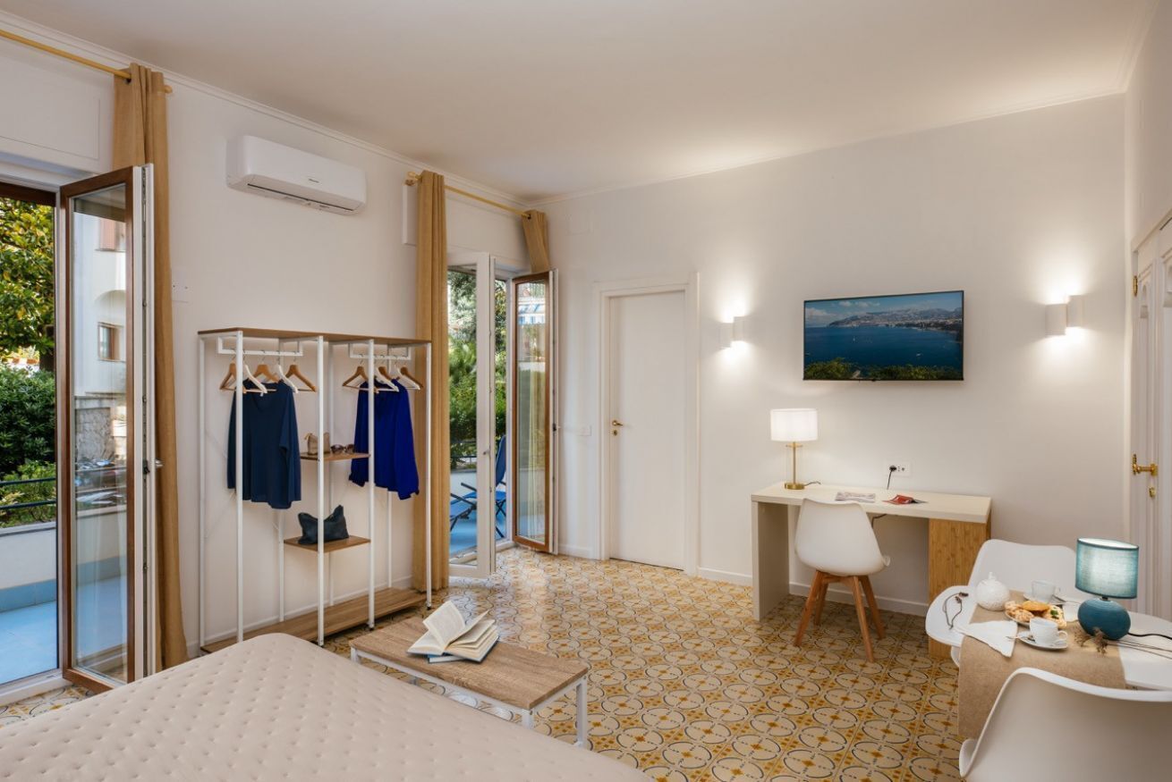 3 habitaciones, escritorio y tabla de planchar con plancha 