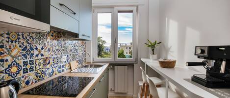 冰箱、微波炉、烤箱、炉灶