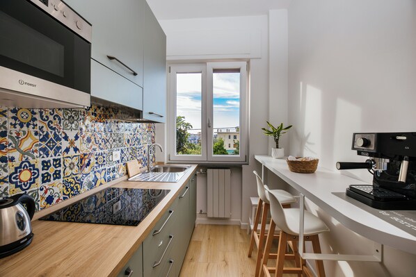 Fridge, microwave, oven, stovetop