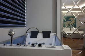 Haartrockner, Handtücher, Seife, Toilettenpapier