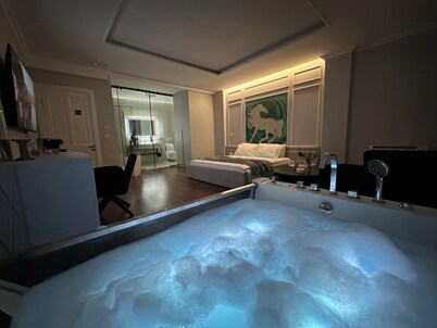 Orea Queen Suite with Spa Bath