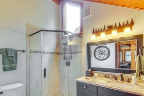 Shower, hair dryer, towels, soap - Charming Blue Ridge Mountain Home! (Burnsville)