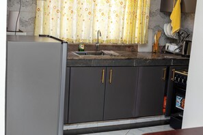 Kylskåp, mikrovågsugn, ugn och mixer