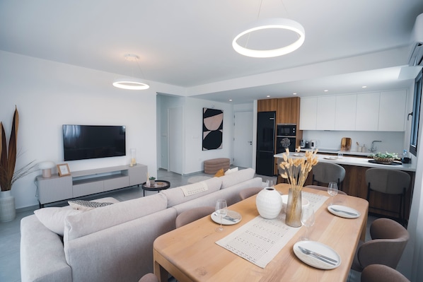 Apartment, 2 Bedrooms, Terrace, City View | Living room