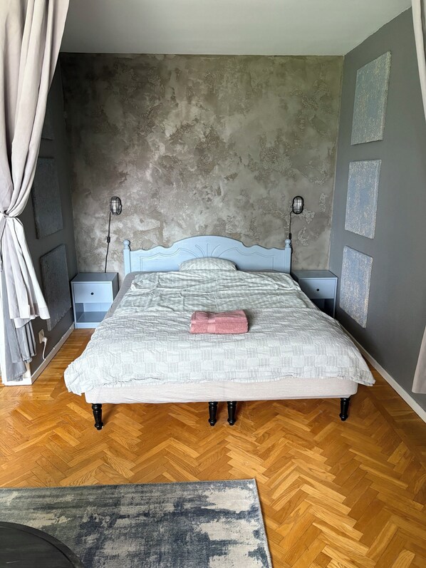 2 bedrooms, iron/ironing board, WiFi, bed sheets