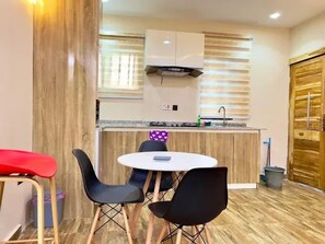 Appartement familial, balcon, vue sur la ville | Cuisine privée | Réfrigérateur, four à micro-ondes, un four, surface de cuisson