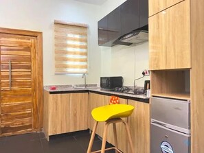 Family Apartment, Balcony, City View | Private kitchen | Fridge, microwave, oven, stovetop - Meraki Luxury Apartments  (Akure)