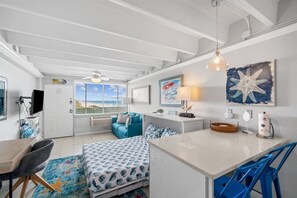 WiFi (free), bed sheets - Beachfront Studio, Pool (Panama City Beach)