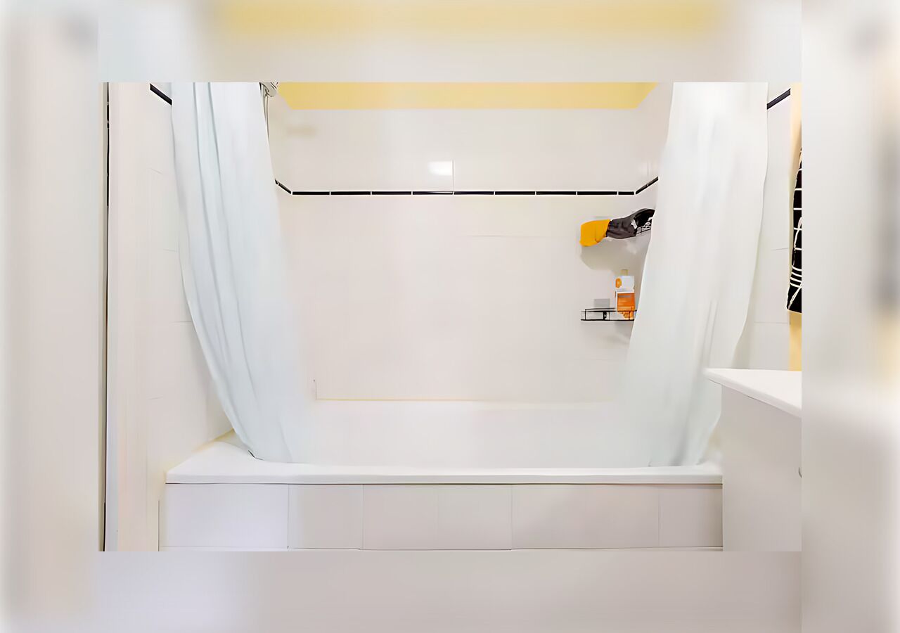 Een haardroger, handdoeken, zeep, toiletpapier