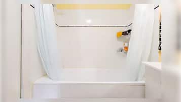 Een haardroger, handdoeken, zeep, toiletpapier