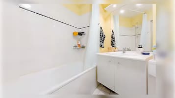 SĂšche-cheveux, serviettes fournies, savon, papier toilette