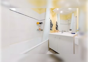 SĂšche-cheveux, serviettes fournies, savon, papier toilette