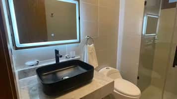Douche, serviettes fournies, papier toilette