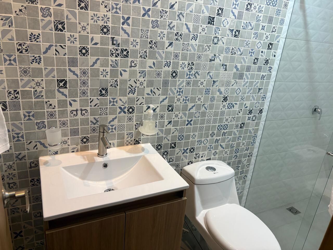 Bidé, toallas, jabón y papel higiénico