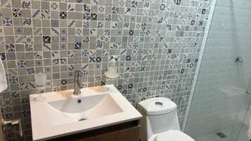 Bidet, tovalloles, sabó i paper higiènic