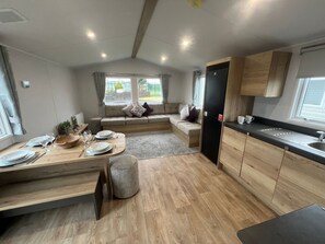 Living area - 8 Guests - Swimming Pool - 1min to the Beach (King's Lynn)