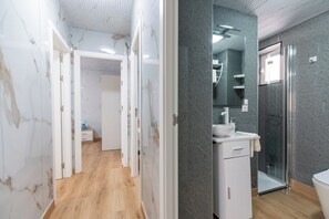 Douche, séchoir à cheveux, serviettes fournies, papier de toilette