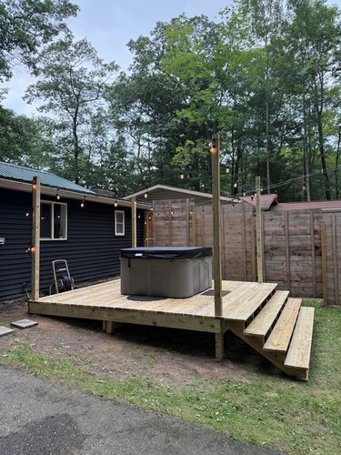  2-bedroom Pet friendly Lake Huron Cottage with Hot Tub in Greenbush